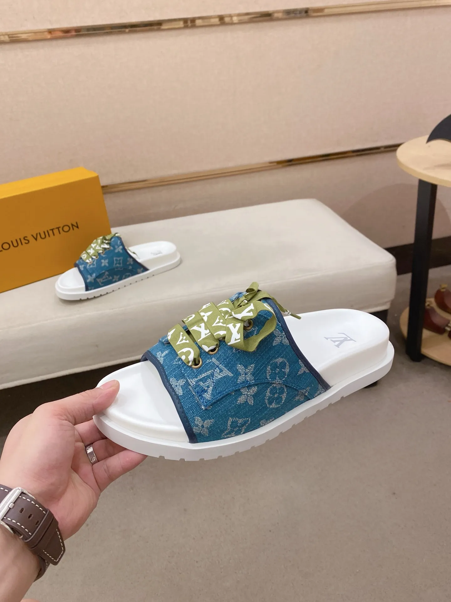 Men's shoes 💰: 340💰Made by LV🔍Top purchasing agents. Men's spring and summer slippers are available at the same counter. The uppers are imported cowhide from Italy, with logo graphics and high-quality craftsmanship. Soles: original soles specially provided by the original factory. Exclusive movable molded soles are super comfortable. Original goods follow orders. 🔍🔍High quality. You can enter and exit the counter at will. Welcome to compare. Size 38-44.